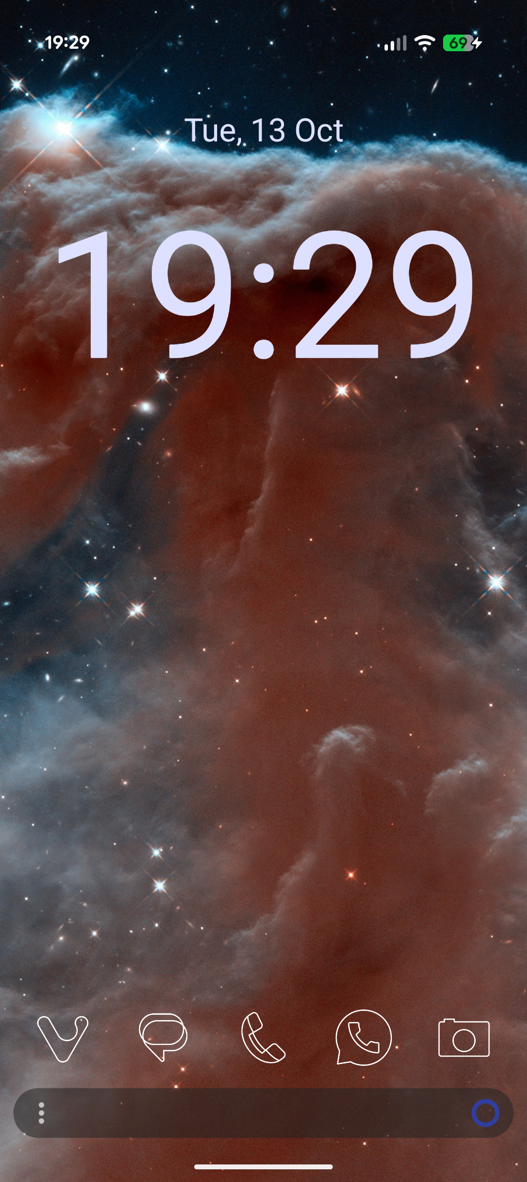 Screenshot of my homepage, KISS launcher is running with the date, time, and a row of favourite icons using the Articon Icon theme. Icons: Vivaldi, Messages, Phone, WhatsApp, Camera.